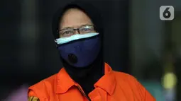 Andririni Yaktiningsasi berjalan usai menjalani rilis penetapan penahanan di Gedung KPK, Jakarta, Jumat (3/9/2021). Andririni Yaktiningsasi merupakan tersangka dugaan korupsi terkait pengadaan pekerjaan jasa konsultasi di Perum Jasa Tirta II tahun 2017. (Liputan6.com/Helmi Fithriansyah)