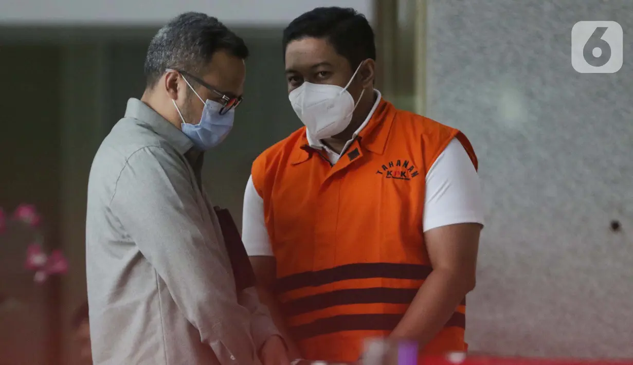 Mantan penyidik KPK dari unsur Polri, Stepanus Robin Pattuju (kanan) usai menjalani pemeriksaan labnjutan di Gedung KPK, Jakarta, Selasa (8/6/2021). Stepanus Robin Pattuju merupakan tersangka dugaan suap terkait penanganan perkara Wali Kota Tanjung Balai 2020-2021. (Liputan6.com/Helmi Fithriansyah)