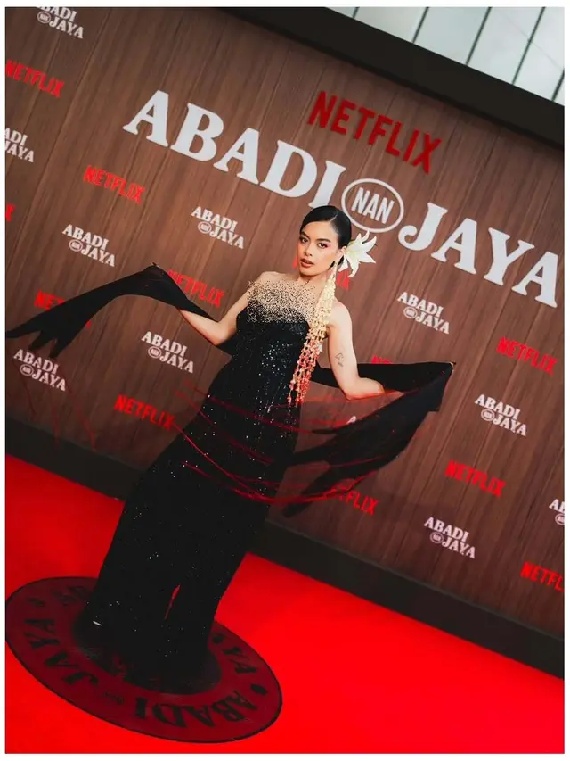 5 Potret Gaya Memukau Eva Celia di Pemutaran Perdana Film Zombie 'Abadi Nan Jaya'
