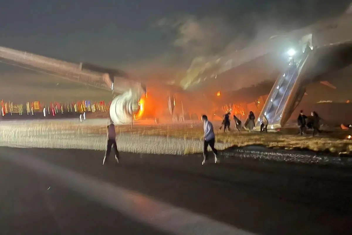 Potret penampakan penumpang Japan Airlines (JAL) lari menyelamatkan diri dari kebakaran pesawat di bandara Haneda, Tokyo, Jepang.