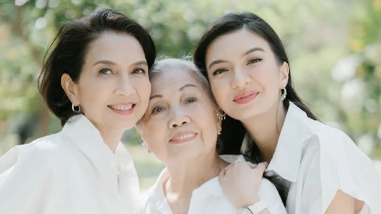 Raline Shah bersama ibu dan nenek (Instagram/roseline_abu)