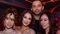 Artis pakai busana India di acara Diwali 2025. [IG: @claurakiehl]