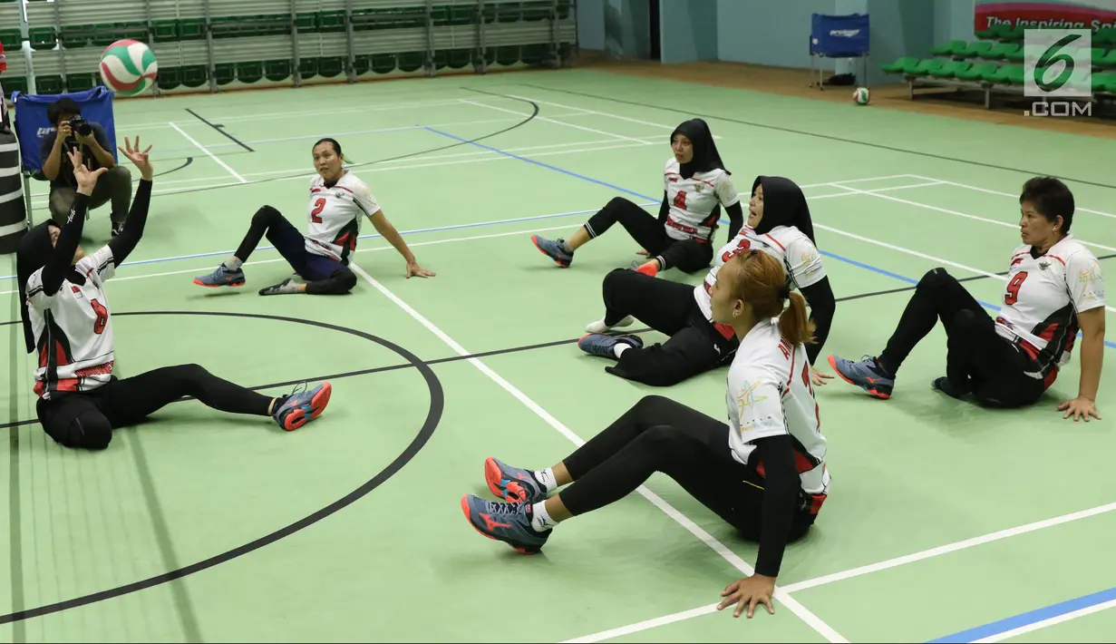 Atlet bola voli duduk putri Asian Para Games Indonesia mengoper bola saat latihan di Gelora Bung Karno Arena, Jakarta, Rabu (26/9). Di Asian Para Games 2018, Timnas voli duduk putri Indonesia menargetkan meraih perunggu. (Liputan6.com/Helmi Fithriansyah)
