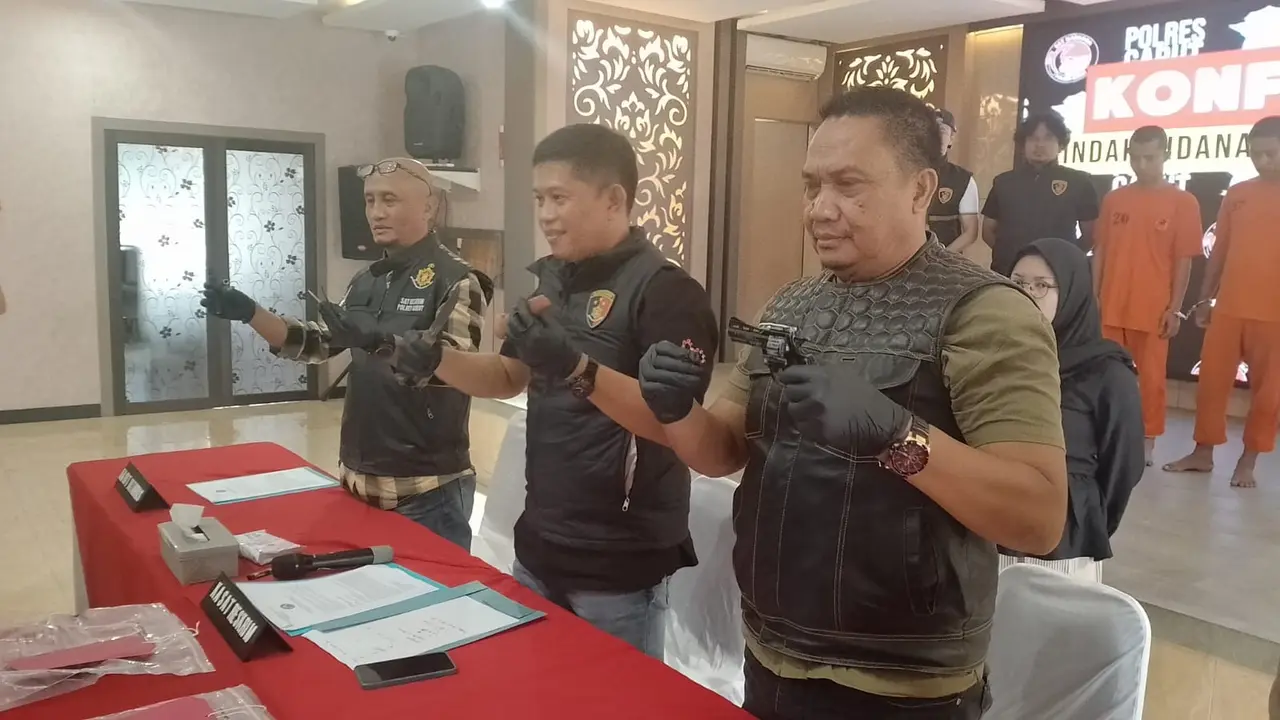 Kasatreskrim Polres Garut AKP Joko Prihatin menunjukan barang bukti senpi mainan serta beberapa barang bukti kasus curanmor, dalam rilis kasus di Mapolres Garut, Selasa (29/4/2025). (Liputan6.com/Jayadi Supriadin)