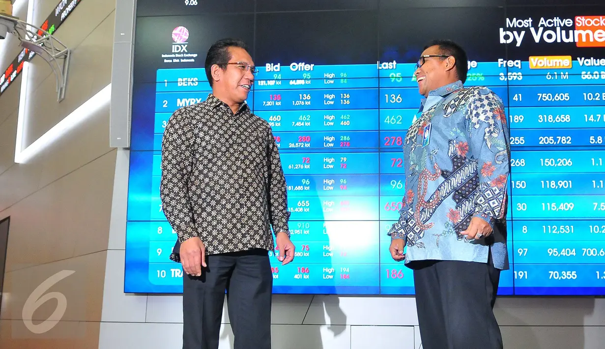 Samsul Hidayat berbincang dengan Novrihandri saat pencatatan obligasi dan sukuk, Jakarta, Senin (28/11). Penerbitan obligasi dan sukuk merupakan upaya perseroan memenuhi pendanaan sebesar Rp 25 triliun hingga tahun 2020. (Liputan6.com/Angga Yuniar)