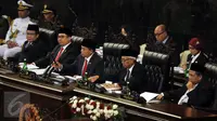 Ketua DPR Ade Komarudin didampingi empat wakil Ketua DPR Taufik Kurniawan, Fadli Zon, Agus Hermanto, dan Fahri Hamza (dari kiri)  menutup sidang Paripurna di Gedung Nusantara, Komplek Parlemen, Senayan, Jakarta, Jumat (14/8). (Liputan6.com/Johan Tallo)