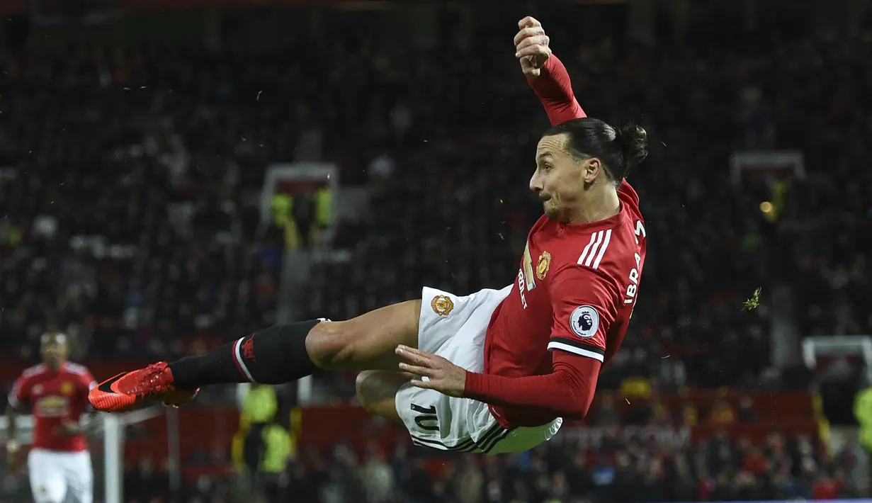 Zlatan Ibrahimovic. Striker Swedia berusia 40 tahun ini hanya mengenakan nomor punggung 9 di Manchester United hanya selama 1 musim di awal kedatangannya pada 2016/2017. Pada musim berikutnya ia beralih mengenakan noor punggung 10 usai kedatangan Romelu Lukaku yang dianugerahi nomor punggung 9. (AFP/Oli Scarff)