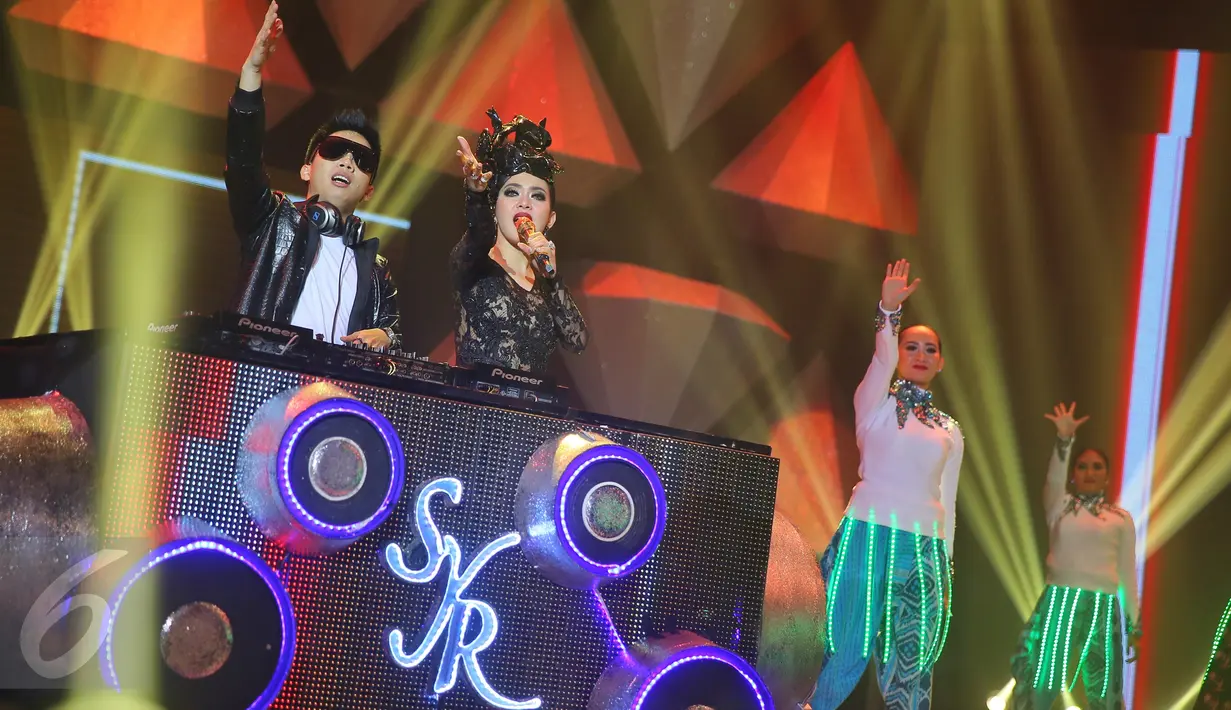 Penampilan Syahrini dan DJ Kevin Bun dalam acara The Biggest Concert Princess Syahrini "Dream Big" di studio 6 Emtek City, Jakarta, Jumat (29/1). Konser tersebut menghadirkan beberapa bintang ternama. (Liputan6.com/Faizal Fanani)