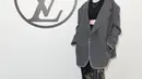 Hadir bersama sang suami, Sophie Turner tampil lebih tone down dengan croptop dan leather pants. Dipadukan dengan oversized blazer dan heels hitam. (Louis Vuitton)