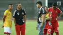 Pemain tengah Selangor FA, Evan Dimas Darmono (kiri) bersama asisten pelatih Persija, Mustaqim dan manajer Persija, Ardhi T usai laga persahabatan di Stadion Patriot Candrabhaga, Bekasi, Kamis (6/9). (Liputan6.com/Helmi Fithriansyah)