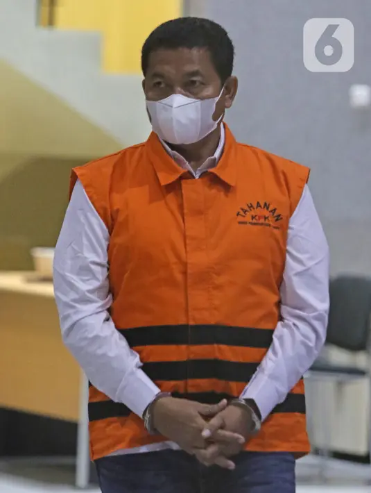Iskandar Perangin Angin usai menjalani pemeriksaan di Gedung KPK, Jakarta, Senin (24/1/2022). Iskandar, kakak kandung Bupati Langkat Terbit Rencana Perangin Angin, diperiksa sebagai tersangka pengatur pemenang proyek pengadaan barang dan jasa di Kabupaten Langkat. (Liputan6.com/Helmi Fithriansyah)