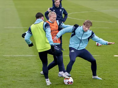 Pemain Denmark, Simon Kjaer (tengah) Rasmus Hoejlund (kanan) dan Pierre-Emile Hoejbjerg (kiri) mengikuti sesi latihan sebelum pertandingan babak kualifikasi Euro 2024 di Helsingoer, Senin (20/3/2023). (Photo by Liselotte Sabroe / Ritzau Scanpix / AFP)