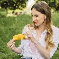 Ilustrasi makan jagung. (Copyright Freepik/author/freepik)