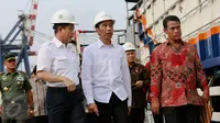 Presiden Jokowi  didampingi Menteri Pertanian Amran Sulaiman (kanan) dan Menteri Perhubungan Ignasius Jonan menyambut Kapal Pengangkut Ternak KM Camara Nusantara I bersandar di Pelabuhan Tanjung Priok, Jakarta, (11/12). (Liputan6.com/Faizal Fanani)