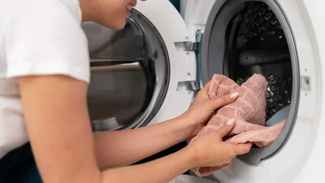 Ilustrasi mencuci sprei san sarung bantal/freepik.com