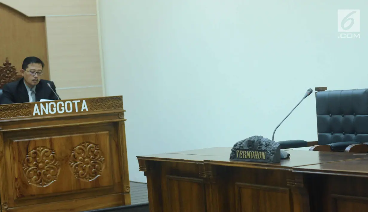 Pihak termohon terlihat kosong saat sidang perdana sengketa informasi publik antara LBH Jakarta terhadap Kementerian LHK di Gedung KIP, Jakarta, Kamis (1/3). Sidang beragendakan pemeriksaan awal. (Liputan6.com/Helmi Fithriansyah)