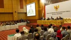 Dewan Kehormatan Penyelenggara Pemilu (DKPP), menjatuhkan sanksi peringatan kepada pihak teradu yaitu 5 Komisioner Komisi Pemilihan Umum (KPU) Provinsi DKI Jakarta. 