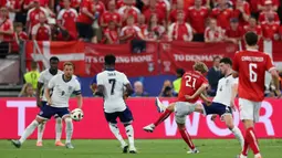 Pemain Denmark, Morten Hjulmand mencetak gol melalui tendangan jarak jauh ke gawang Inggris pada laga Grup C Euro 2024 di Frankfurt Arena, Frankfurt, Jerman, Jumat (21/06/2024) WIB. (AFP/Adrian Dennis)