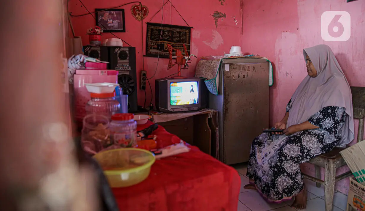 Warga mmenonton siaran televisi di Jakarta, Rabu (2/11/2022). Kementerian Komunikasi dan Informatika (Kemenkominfo) akan mematikan siaran TV analog di Jabodetabek pada 2 November 2022 Pukul 24:00 WIB, dan selanjutnya siaran TV akan beralih ke sistem siaran TV digital. (Liputan6.com/Faizal Fanani)