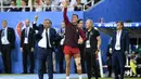 Cristiano Ronaldo bersama pelatih Portugal, Fernando Santos, memberikan instruksi kepada pemain Portugal saat melawan Prancis di laga Final Euro 2016 di Stade de France pada 10 Juli 2016. Portugal menang 1-0 atas Prancis. (AFP/Martin Bureau)