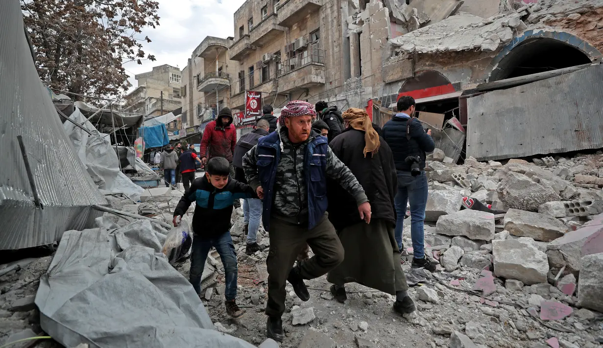 Suasana lokasi serangan udara pasukan rezim di Kota Ariha, Idlib, Suriah, Rabu (15/1/2020). Puluhan ribu orang terpaksa kabur dari provinsi yang menjadi rumah bagi sekitar tiga juta penduduk. (Omar HAJ KADOUR/AFP)