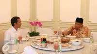 Presiden Joko Widodo dan Ketum PBNU, Said Aqil Siradj saat menyantap makan siang di Istana Merdeka, Jakarta, Rabu (11/1). (Liputan6.com/Angga Yuniar)