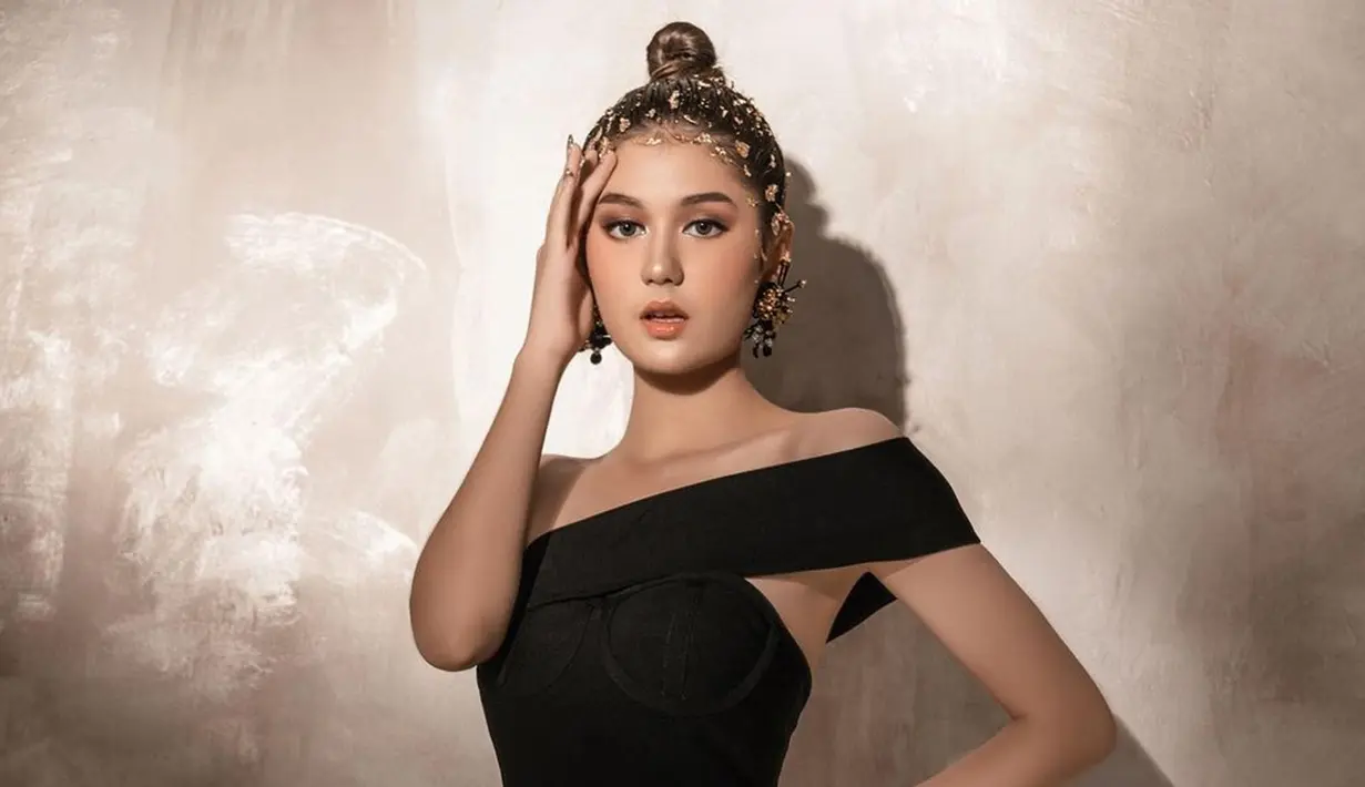 Tak hanya menjalani karier akting saja, akan tetapi dirinya juga sering melakukan berbagai pemotretan. Penampilan Zoe Abbas Jackson saat pemotretan pun sering mencuri perhatian netizen. (Liputan6.com/IG/@zoeabbasjackson)