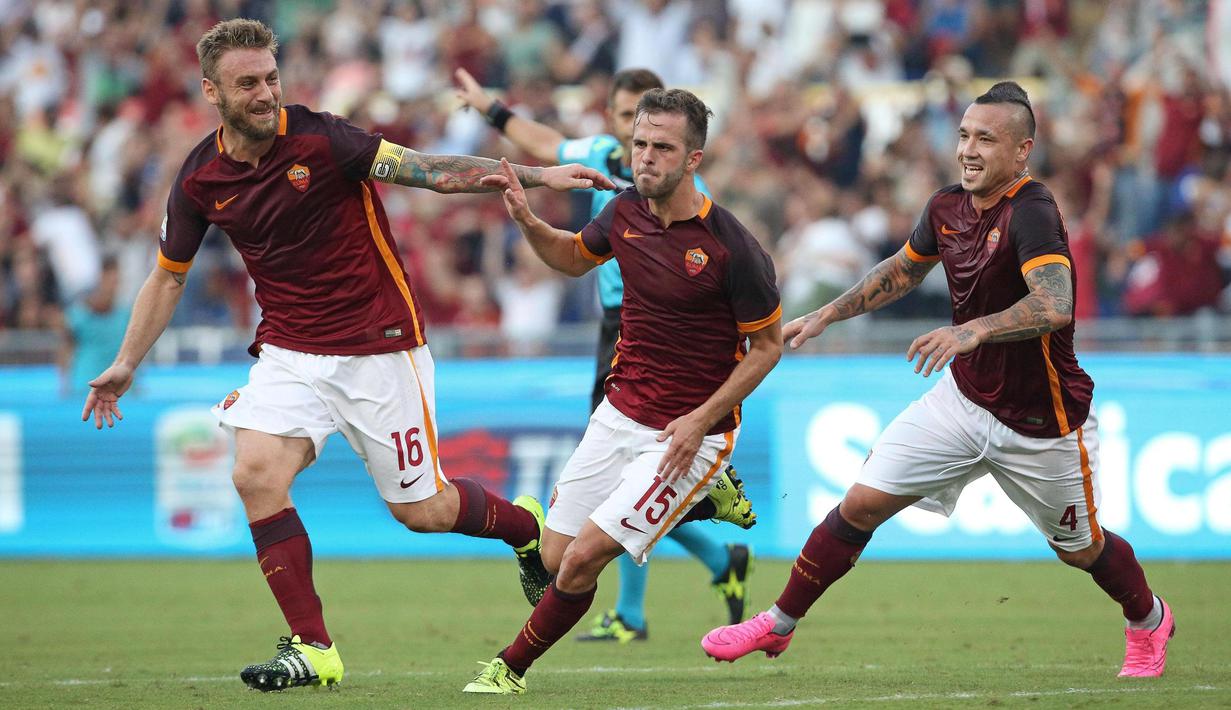Miralem Pjanic merayakan gol yang dicetaknya ke gawang Juventus. Minggu (30/8/2015). (EPA/Alessandro Di Meo)