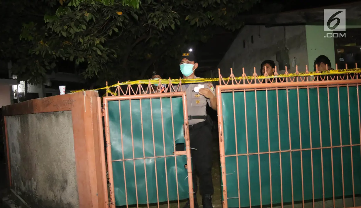 Polisi memasang garis polisi di lokasi  perampokan disertai pembunuhan di komplek TNI AL Pondok Labu, Jakarta, Kamis (5/4). Korban yang merupakan purnawirawan TNI AL tewas dengan 3 tusukan. (Liputan6.com/Arya Manggala)