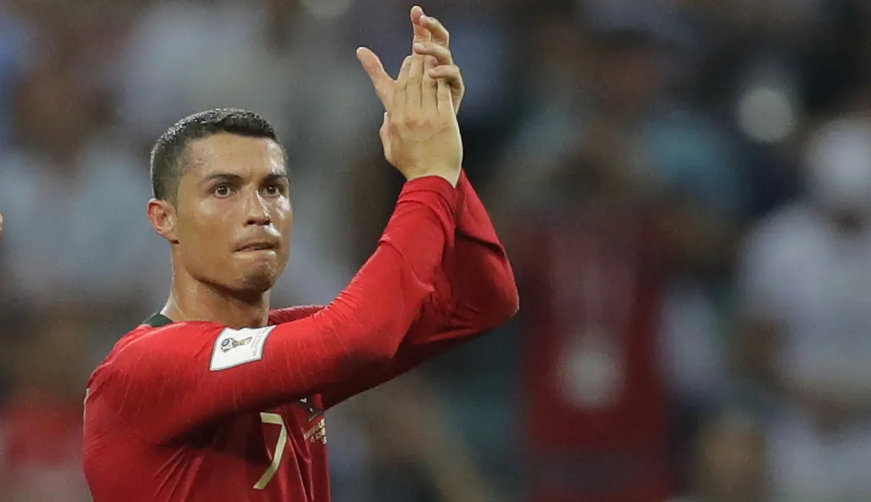 Bintang Portugal, Cristiano Ronaldo, menyapa suporter usai melawan Spanyol pada laga Grup B Piala Dunia di Stadion Fisht, Sochi, Jumat (15/6/2018). CR 7 pencetak hattrick perdana Piala Dunia 2018. (AP/Sergei Grits)