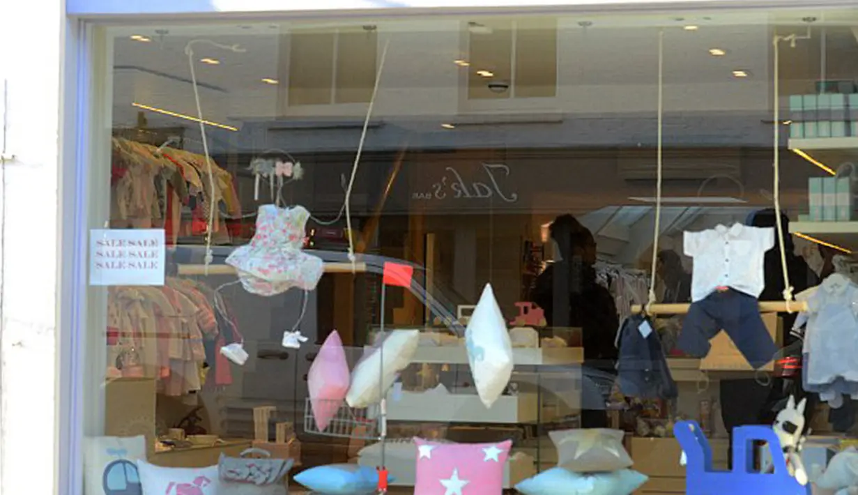 Dalam usia 50 tahun, Janet melahirkan anak pertamanya yang beranama Eissa Al Mana. Janet terlihat untuk pertama kali setelah melahirkan, di salah satu sudut kota London yang tepatnya di toko perlengkapan bayi bernama Blue Almonds. (doc.dailymail.co.uk)