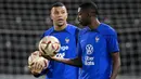 Hingga memasuki laga semifinal, Kylian Mbappe masih memimpin sendirian dalam daftar pencetak gol terbanyak di Piala Dunia 2022 dengan 5 gol. (AFP/Franck Fife)
