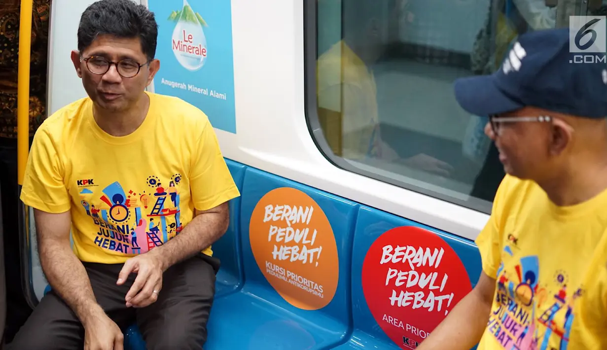 Wakil Ketua Komisi Pemberantasan Korupsi (KPK) Laode M. Syarif bersama Dirut PT MRT Jakarta William Sabandar berbincang usai menempelkan poster bertema korupsi di dinding gerbong kereta MRT Jakarta, Selasa (27/8/2019). (Liputan6.com/Immanuel Antonius)
