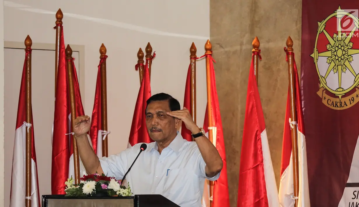 Jenderal purnawirawan Luhut Binsar Panjaitan memberi sambutan di Deklarasi Dukungan Jokowi-Ma’ruf Amin sebagai Capres dan Cawapres 2019, Jakarta, Minggu (12/8). Cakra berarti pusat energi, roda atau lingkaran kekuatan positif. (Liputan6.com/Fery Pradolo)
