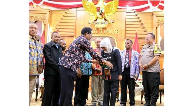 Gubernur Khofifah Diberi Hadiah Tas Noken Oleh Pendeta Papua