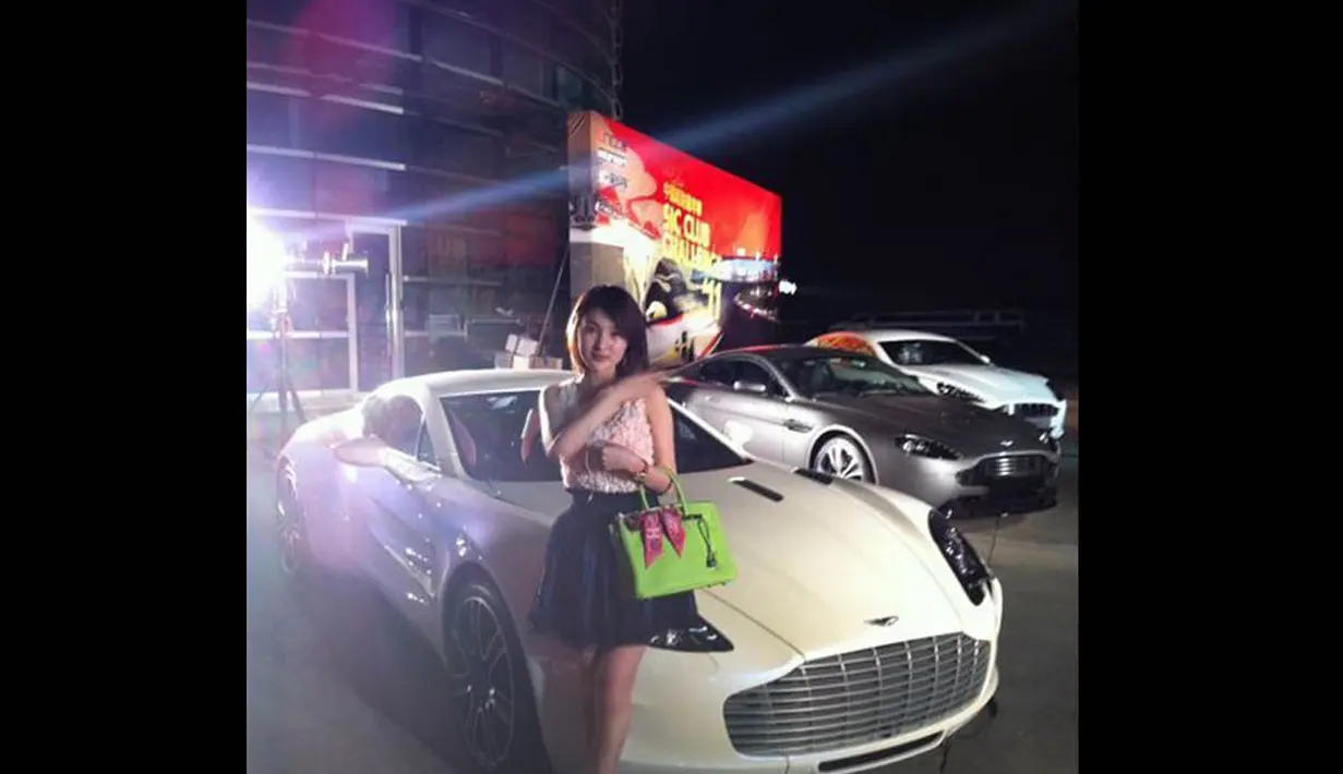 Guo Meimei mulai populer sejak 2011 setelah sering memamerkan foto dirinya berpose bersama mobil-mobil sports dan rumah-rumah mewah. (CHINA OUT AFP PHOTO)