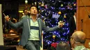 Gaya Rio Febrian saat menghibur para tamu di acara Christmas Tree Lighting Ceremony di Intercontinental Hotel, Jakarta. Foto diambil pada Kamis (27/11/2014). (Liputan6.com/Panji Diksana)