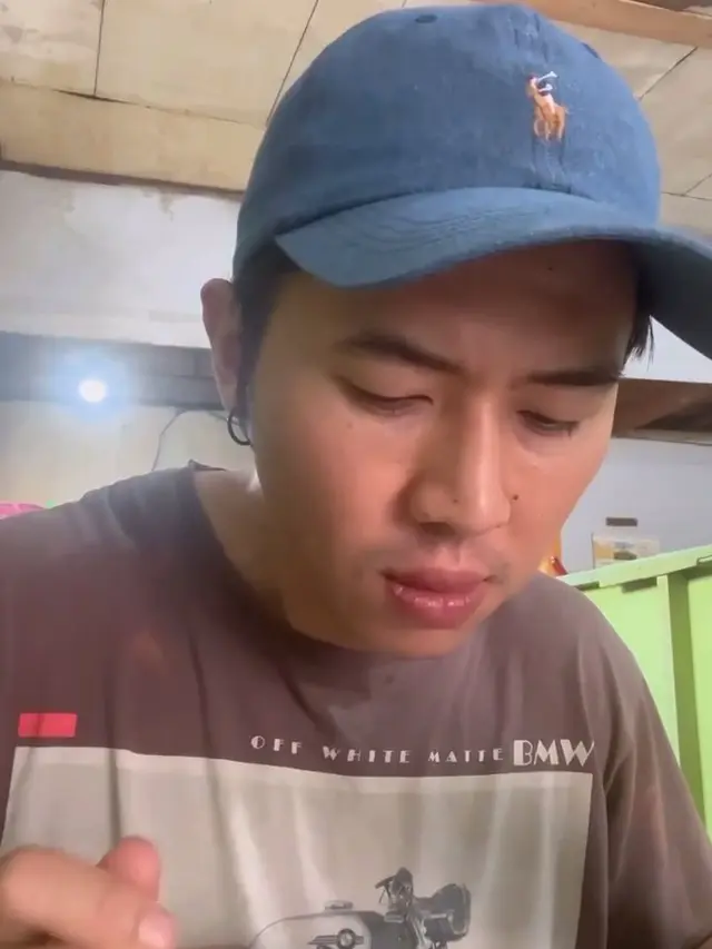 6 Potret Kamar Kos Rafael SMASH, Sederhana dengan Kasur Kecil di Lantai