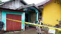 Rumah korban EY dipasang police line di Kabupaten Banyuasin Sumsel (Liputan6.com / Nefri Inge)