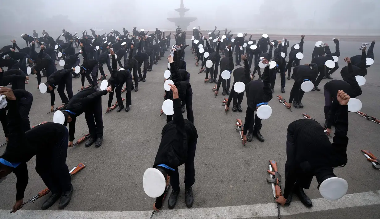 Pelaut Angkatan Laut India berolahraga di tengah kabut asap pagi di New Delhi, India, Selasa (20/12/2022). India Utara mengalami kabut pertama musim ini dan diperkirakan akan berlangsung selama lima hari ke depan yang mengganggu transportasi kereta api, jalan raya, dan udara. (AP Photo/Manish Swarup)