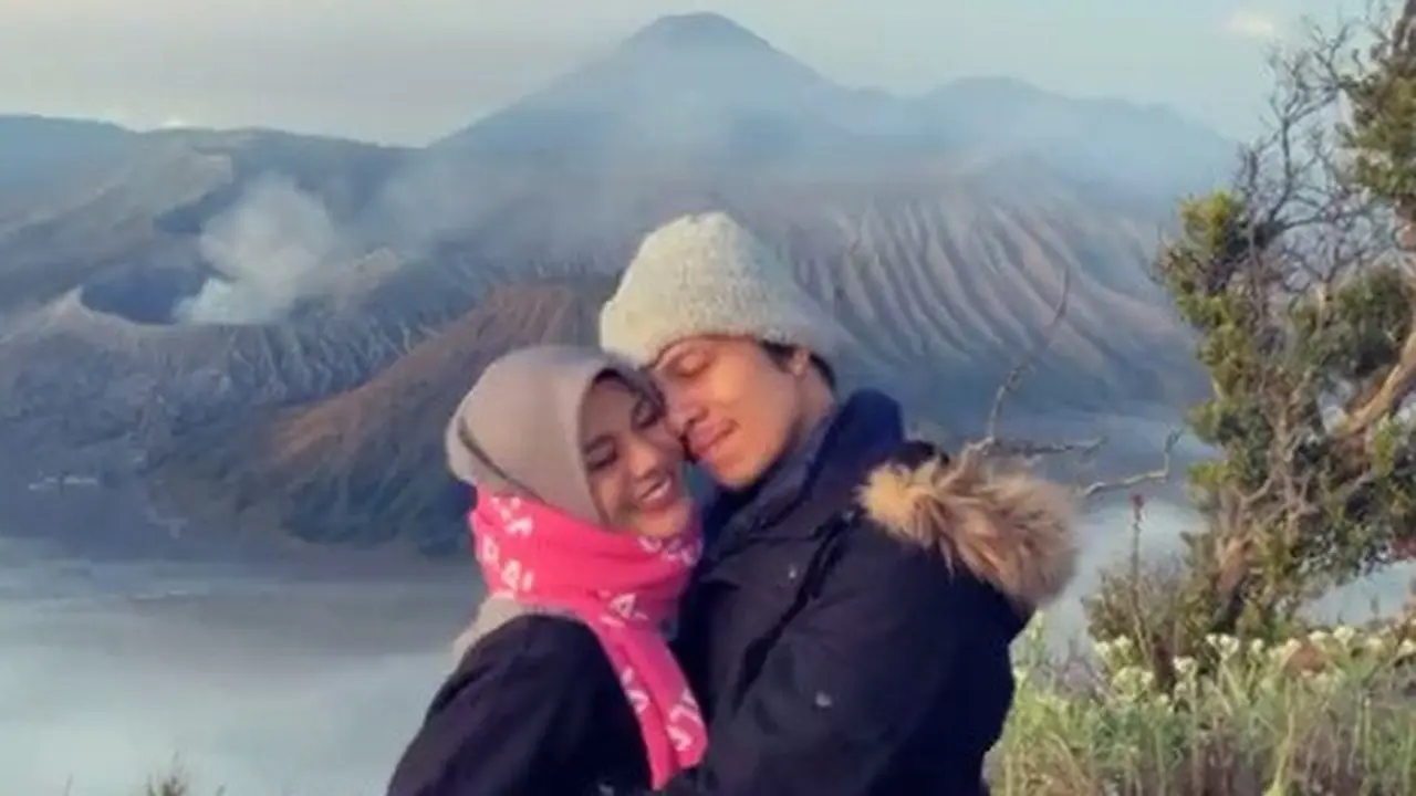 7 Potret Aurel Hermansyah dan Atta Halilintar Berlibur ke Gunung Bromo, Mesra Banget