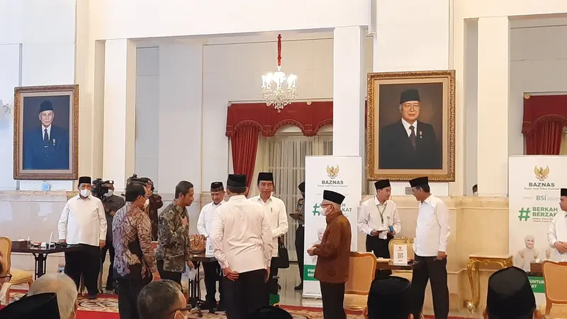 Presiden Joko Widodo atau Jokowi beserta Wakil Presiden Ma'ruf Amin membayarkan zakat melalui Badan Amil Zakat Nasional (BAZNAS) di Istana Negara Jakarta, Selasa (28/3/2023).