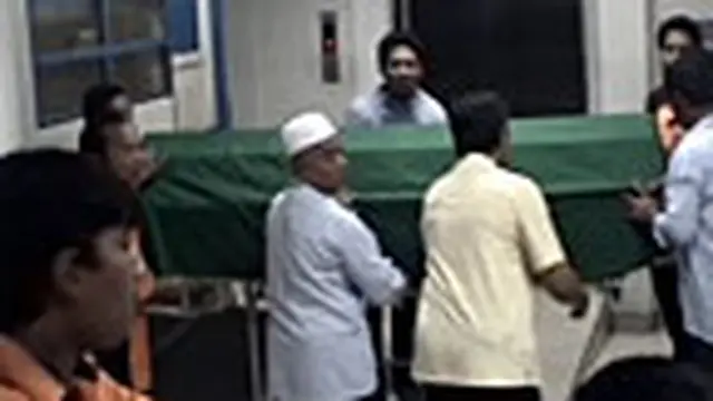 Keluarga Bawa Pulang Jenazah Deny Januar