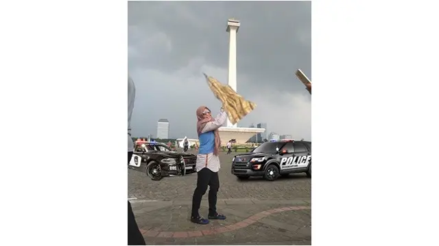 Editin Foto Saat Pegang Emas Monas Ini Hasilnya Kocak Banget