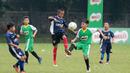 Kontestan MILO Road to Barcelona (kanan) berduel dengan pemain dari Zapello Coaching pada laga latih tanding di International School Clubs of Indonesia, Cirendeu, (15/7/2017). (Bola.com/Nicklas Hanoatubun)
