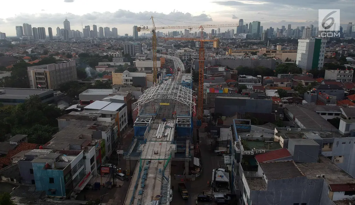Foto aerial pembangunan jalur layang MRT di kawasan Fatmawati, Jakarta, Kamis (4/1). Progres pembangunan konstruksi moda transportasi massal MRT fase I rute Lebak Bulus-Bundaran HI mencapai 90,14% hingga bulan Desember 2017. (Liputan6.com/Arya Manggala)