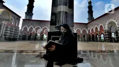 Umat muslim bertadarus Alquran di Masjid Kubah Emas, Depok, Jawa Barat, Jumat (16/4/2021). Bulan suci Ramadhan dimanfaatkan umat muslim untuk memperbanyak amalan dan ibadah di antaranya sholat sunah, zikir, dan tadarus Alquran.
(merdeka.com/ Arie Basuki)