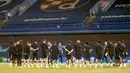 Pelatih kepala Chelsea Jerman Thomas Tuchel berbicara kepada para pemainnya selama sesi latihan  stadion Maksimir di Zagreb , Senin (5/9/2022). Duel perdana di Grup E Liga Champions antara Dinamo Zagreb vs Chelsea tersebut akan digelar di Stadion Maksimir, pukul 23.45 WIB. (Photo by Denis LOVROVIC / AFP)