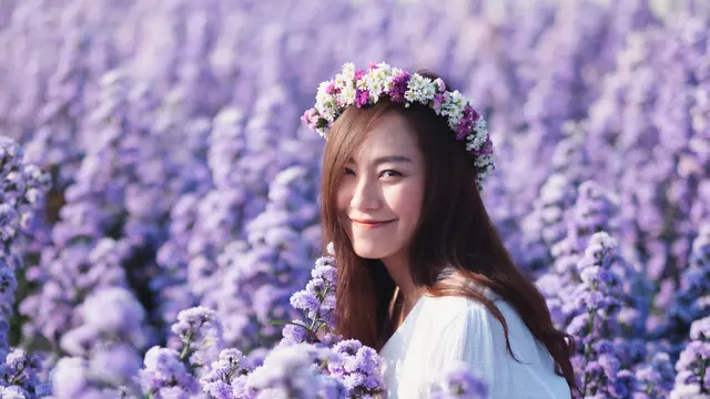 perempuan di ladang bunga