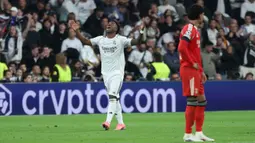 Menjamu Benfica di Stadion Santiago Bernabeu pada Rabu 25 Februari 2026 waktu setempat atau Kamis (26/2/2026) dini hari WIB, Los Blancos unggul 2-1. Tampak dalam foto, penyerang Real Madrid asal Brasil, Vinicius Junior, merayakan golnya selama pertandingan leg kedua babak playoff 16 besar Liga Champions 2025/2026 melawan SL Benfica di Stadion Santiago Bernabeu pada Rabu 25 Februari 2026 waktu setempat atau Kamis (26/2/2026) dini hari WIB. (Thomas COEX/AFP)